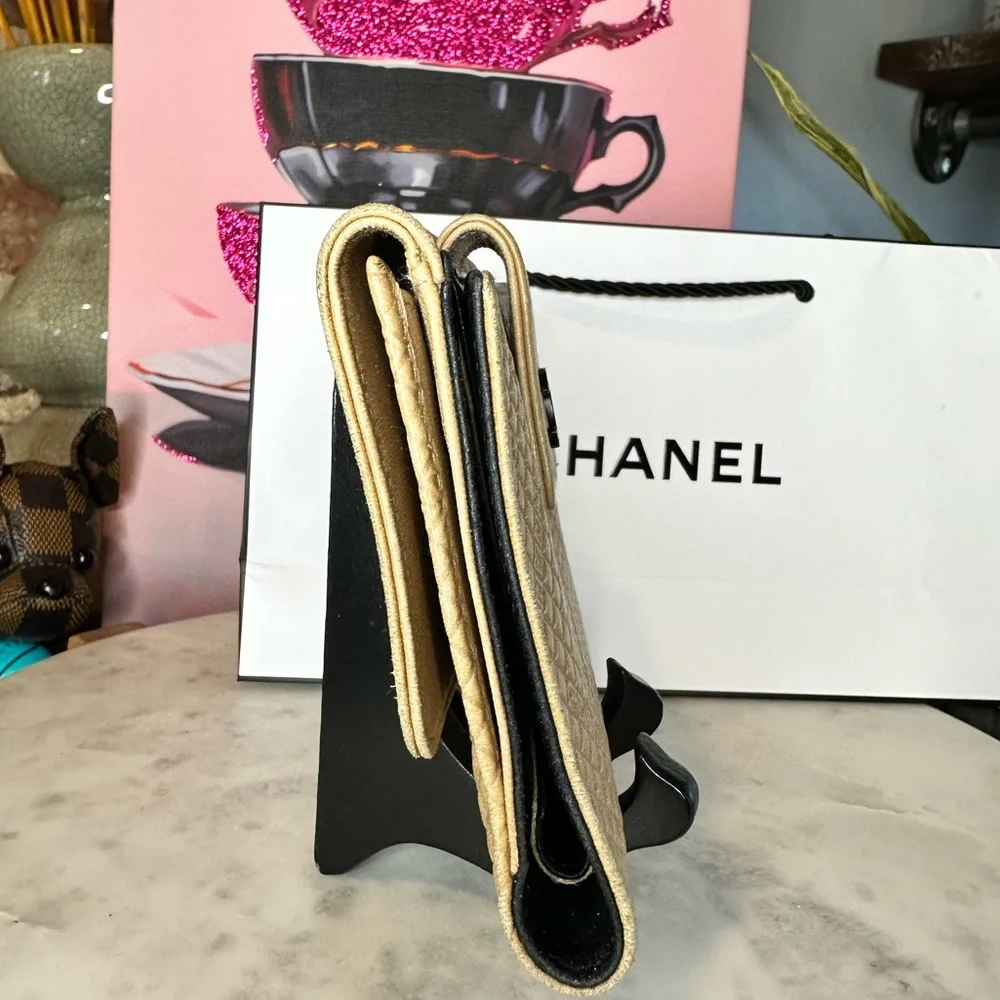 Chanel Beige Compact Wallet - Picture 3 of 16